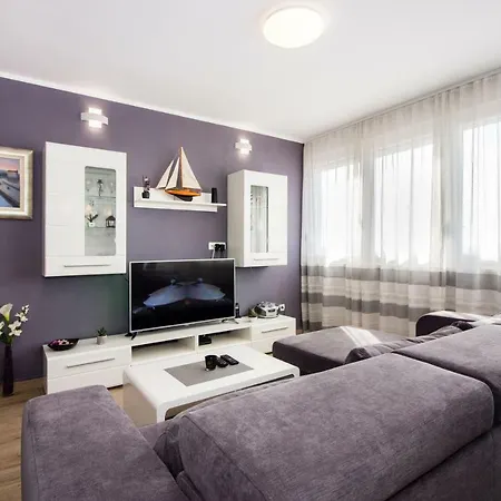 Deluxe Miro Апартаменти *